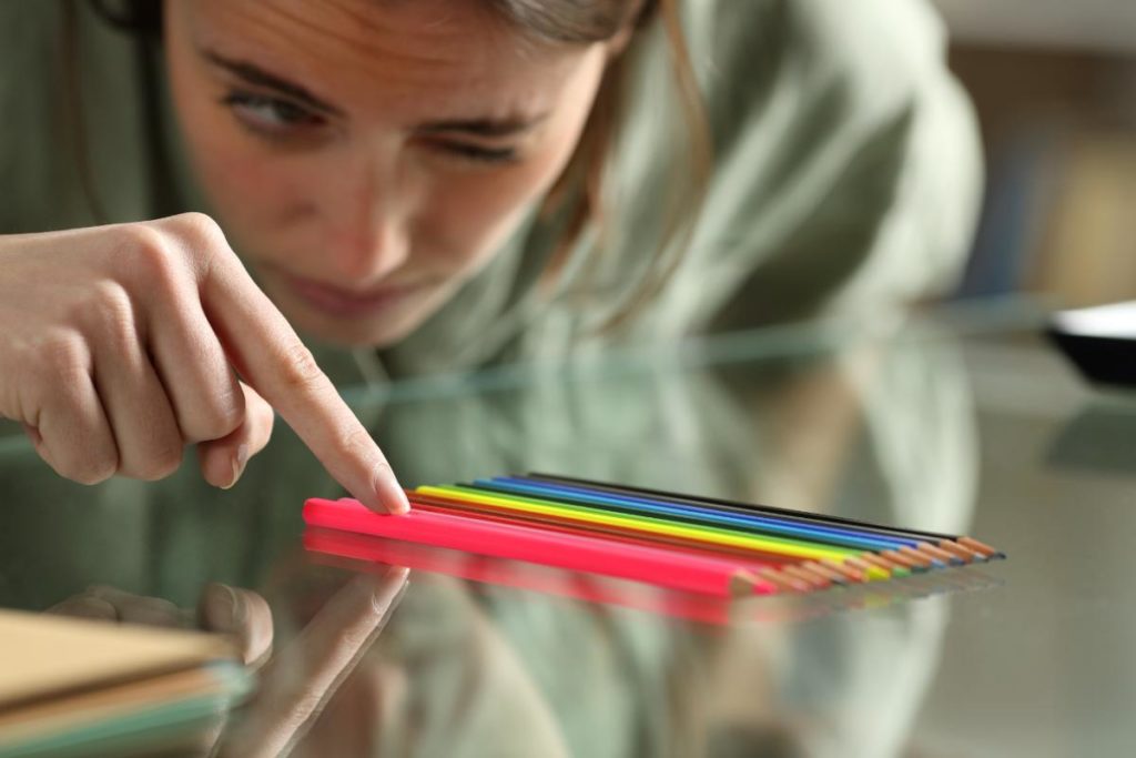 κοπέλα με OCD - ΙΔΕΟΨΥΧΑΝΑΓΚΑΣΤΙΚΗ ΔΙΑΤΑΡΑΧΗ βάζει τα μολύβια σε σειρά